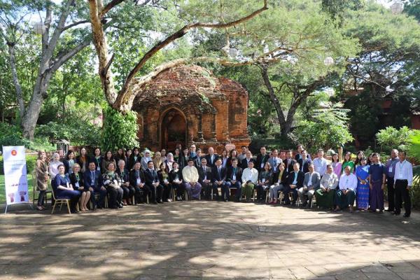 အလုပ္ရံုေဆြးေႏြးပြဲတက္ေရာက္လာသူမ်ား မွတ္တမ္းတင္ဓာတ္ပံုရိုက္ကူးျခင္း