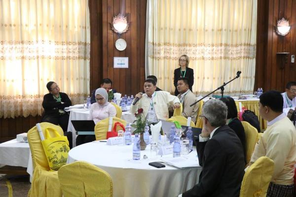 ေလေၾကာင္းပို႔ေဆာင္ေရးညႊန္ၾကားမႈဦးစီးဌာနမွ ညႊန္ၾကားေရးမွဴး ဦးေနဝင္းမွ ပါဝင္ေဆြးေႏြးေနစဥ္