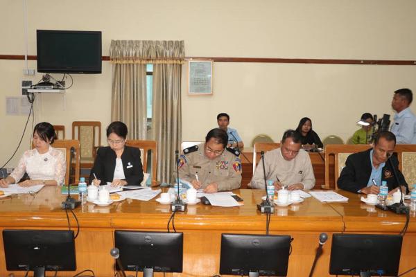 ျမန္မာႏိုင္ငံယွဥ္ၿပိဳင္မႈေကာ္မရွင္အဖြဲ႔၀င္မ်ားႏွင့္ ေကာ္မရွင္ရံုးမွတာ၀န္ရွိသူမ်ား