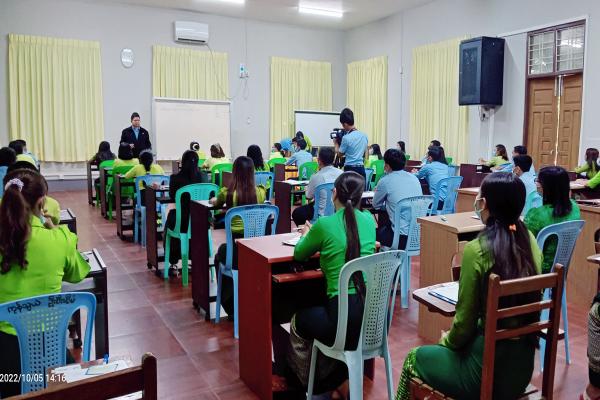 အမှုထမ်းများအတွက်အင်္ဂလိပ် ဘာသာစကားကျွမ်းကျင်မှုအခြေခံသင်တန်း အမှတ်စဉ် (၁/၂၀၂၂)  ညွှန်ကြားရေးမှူးမှ သင်ခန်းစာ ပို့ချခြင်း
